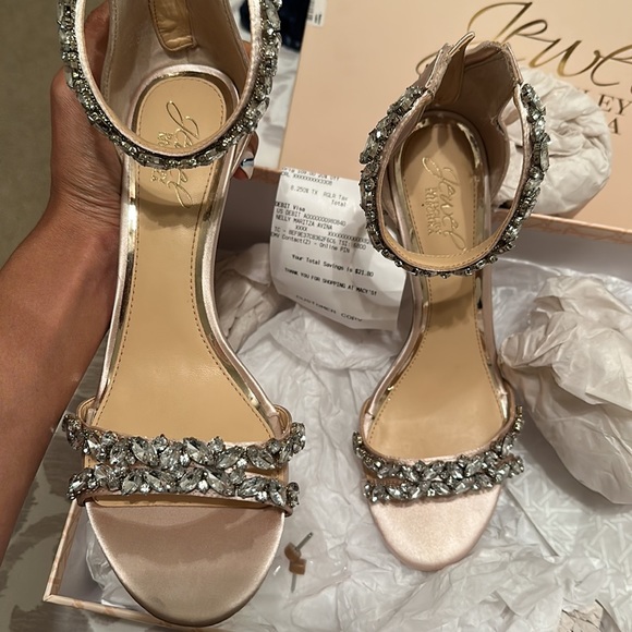 Only worn for about an hour for indoor ceremony - Picture 2 of 3